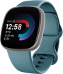 Fitbit Versa 4 Aktivitäts-Tracker wasserfallblau/aluminium-platin